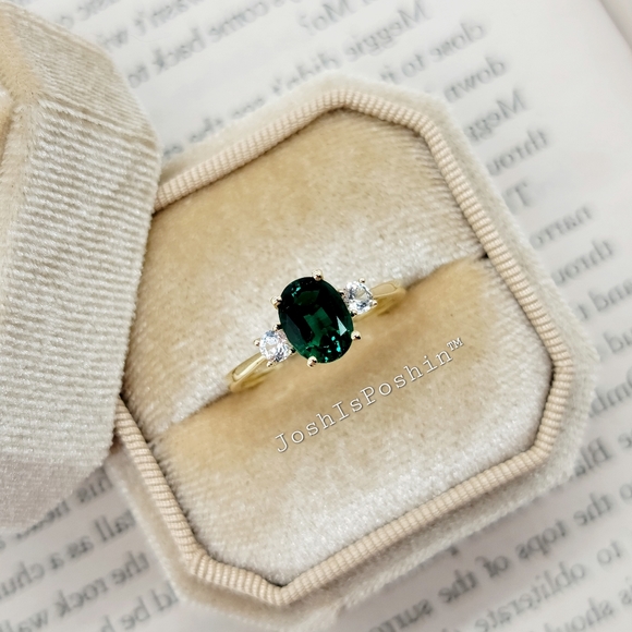 1.95ct Emerald three-stone cocktail ring in 10K yellow gold - Picture 12 of 17